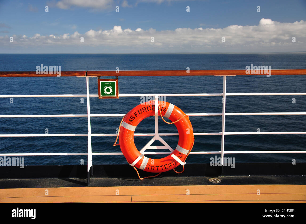 Garde-corps et bouée de sauvetage sur le pont, MS Eurodam Cruise Ship, Mer du Nord, Europe Banque D'Images