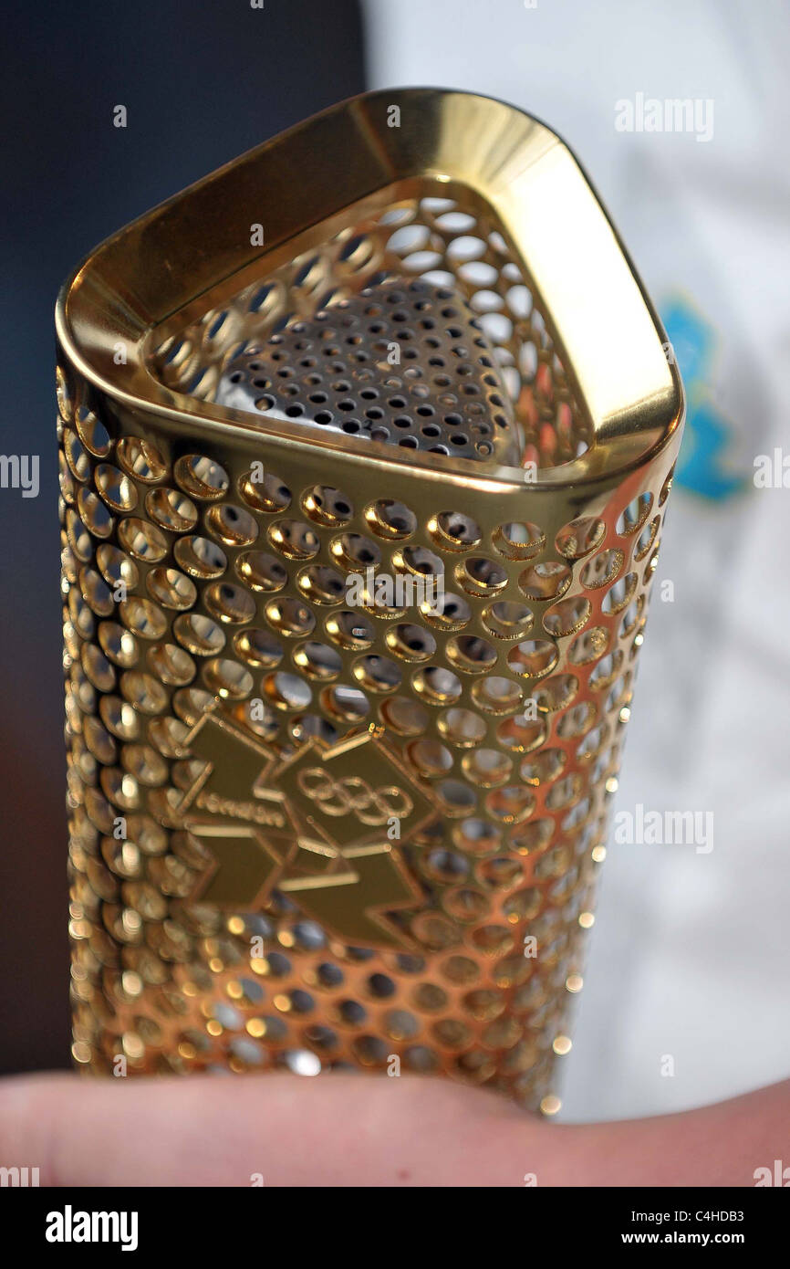 Gros plan du haut de la torche où les flammes se sortir. La flamme olympique de Londres 2012 Prototype Banque D'Images