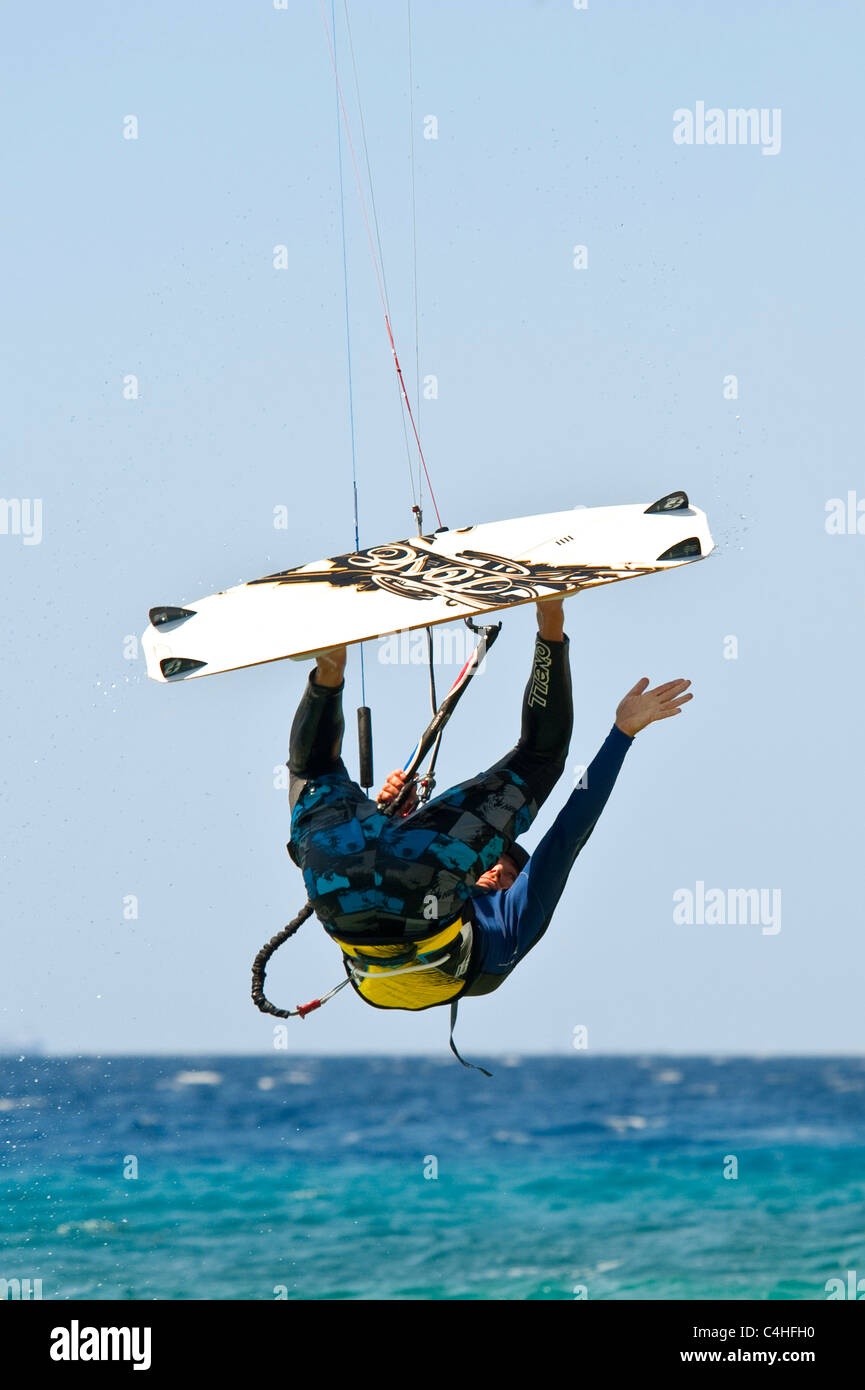Une vue en gros plan d'un skimmimg kite surfer sur la mer jusqu'à la station d'Eilat en Israël. Banque D'Images