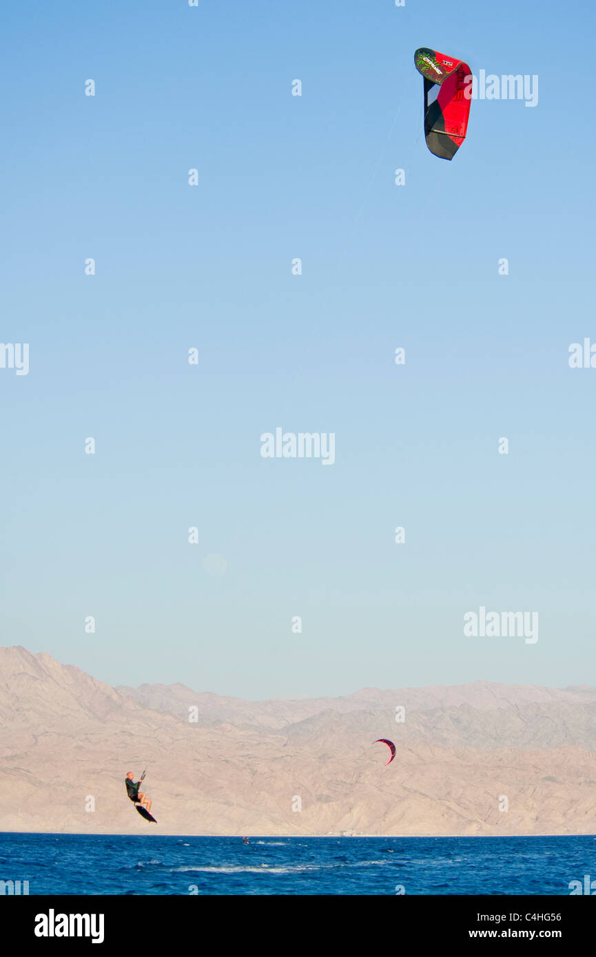 Un grand angle de visualisation d'un skimmimg kite surfer sur la mer jusqu'à la station d'Eilat en Israël. Banque D'Images