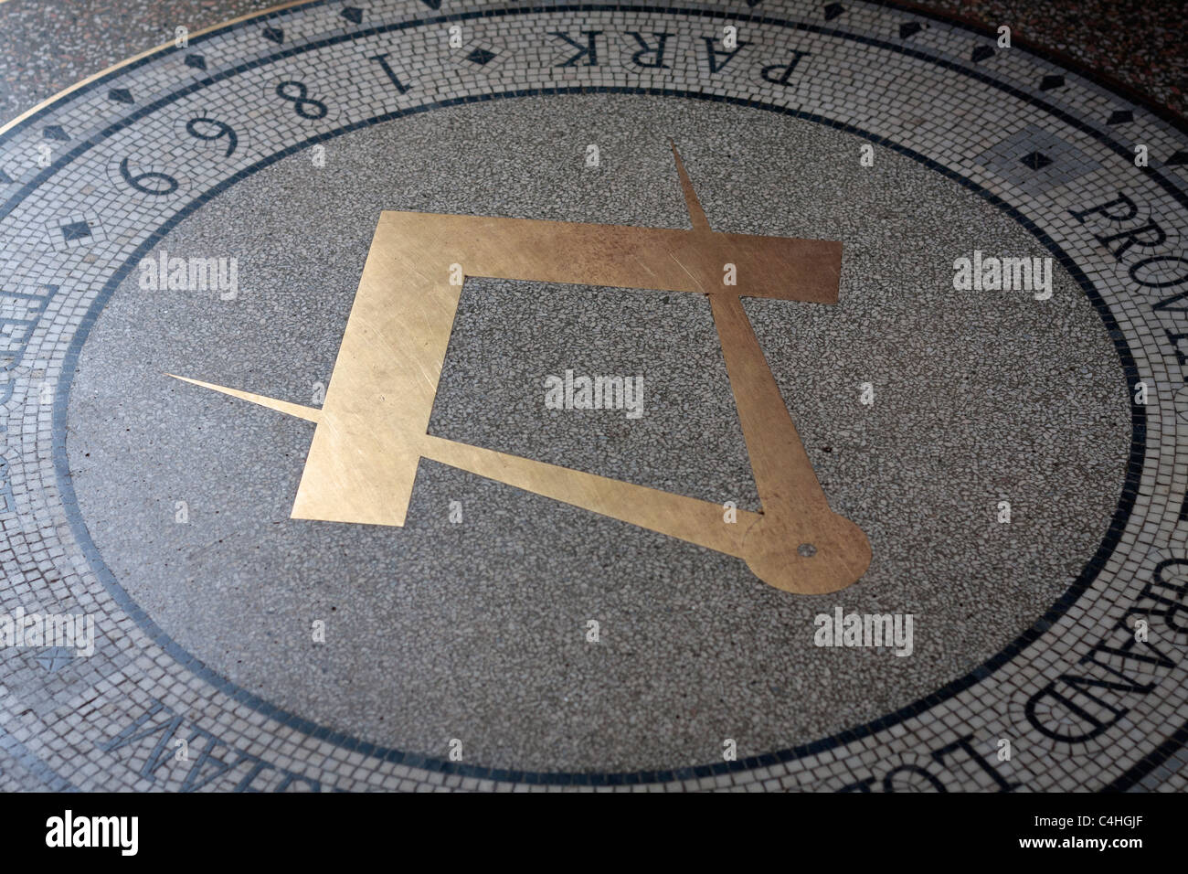 Square et de symboles maçonniques boussole dans le plancher au musée Beamish à Durham, Angleterre Banque D'Images