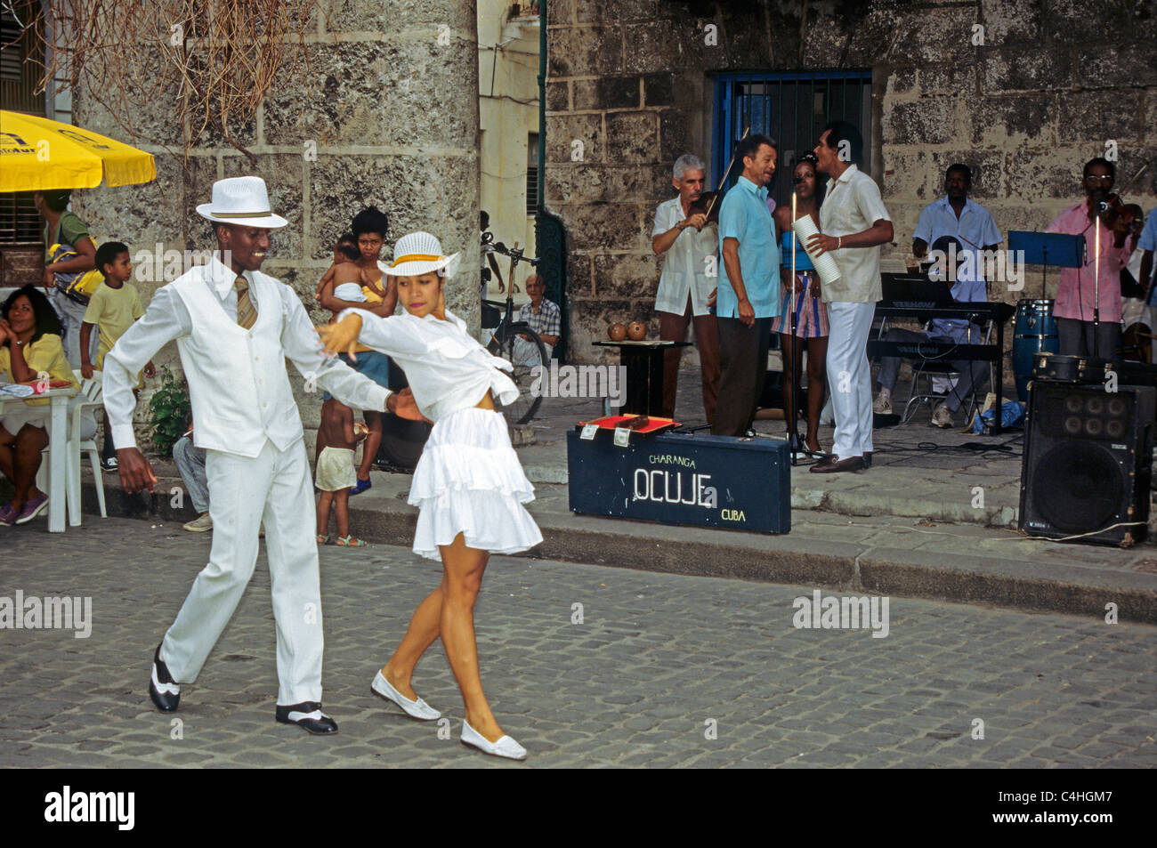 Dancing couple cubain à Plaza de la Catedral, La Havane, Cuba, Caraïbes Banque D'Images