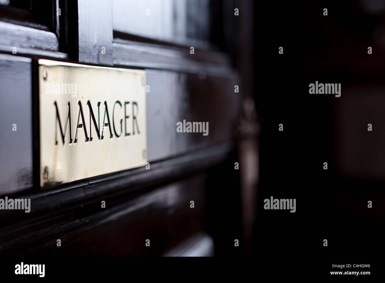 Plaque en laiton manager sur la porte, Close up, faible profondeur de champ Banque D'Images