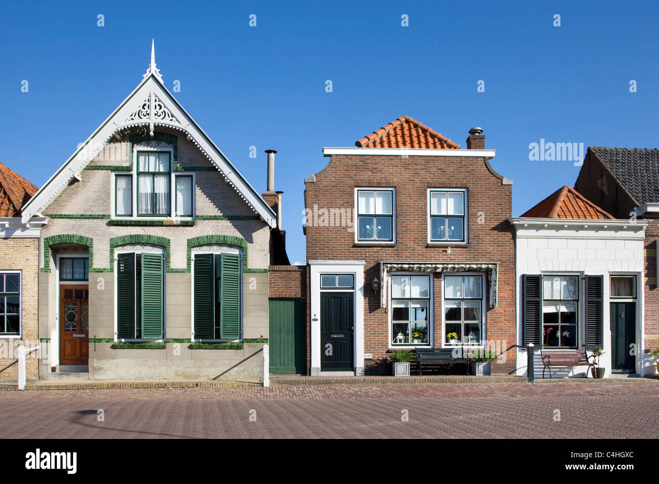 Maisons traditionnelles en rue à Brouwershaven, Zélande, Pays-Bas Banque D'Images