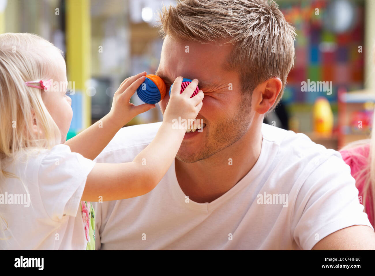 L'homme avec les enfants jouer ensemble Banque D'Images