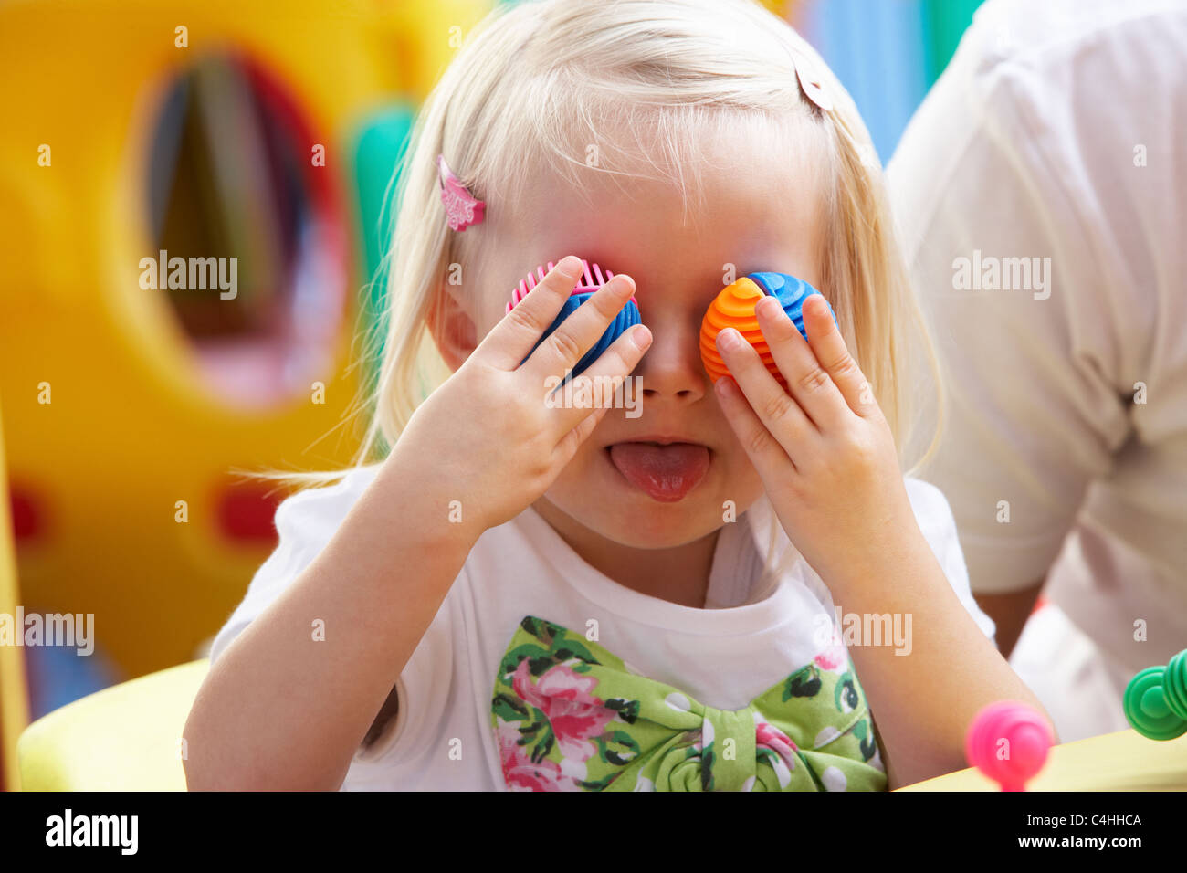 Jeune fille jouant avec des jouets Banque D'Images