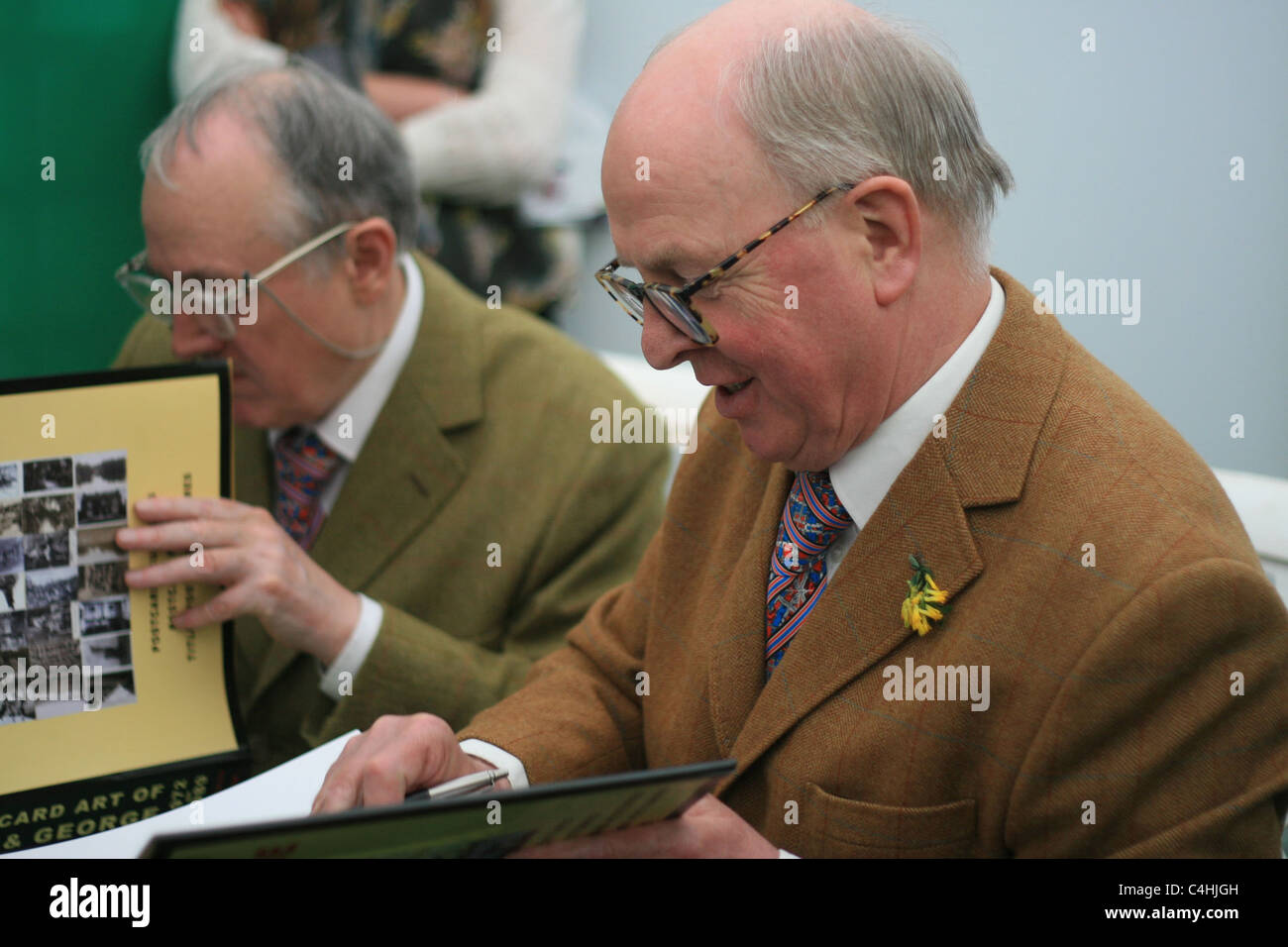 Gilbert et George, est emblématique des artistes de Londres depuis les années 1960, signer leurs livres à l'Hay Literary Festival, 30 mai 2011 Banque D'Images