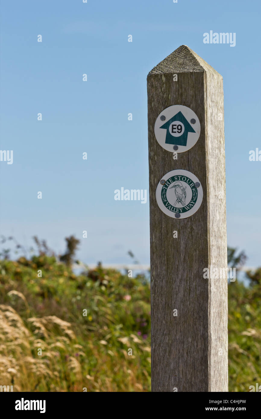 Stour Valley Way waymark post at Hengistbury Head dans le Dorset avec logo kingfisher et emplacement Banque D'Images