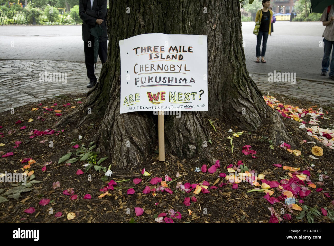 Des militants antinucléaires et rallye sur le mars 3 mois anniversaire de la catastrophe nucléaire de Fukushima, au Japon. New York City Banque D'Images