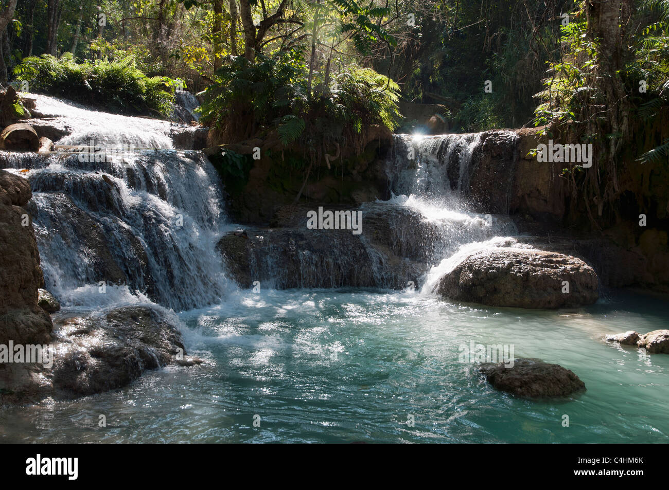 Les chutes de Kuang Si est une cascade à trois niveaux d'environ 29 kilomètres (18 milles) au sud de Luang Prabang au Laos. Banque D'Images