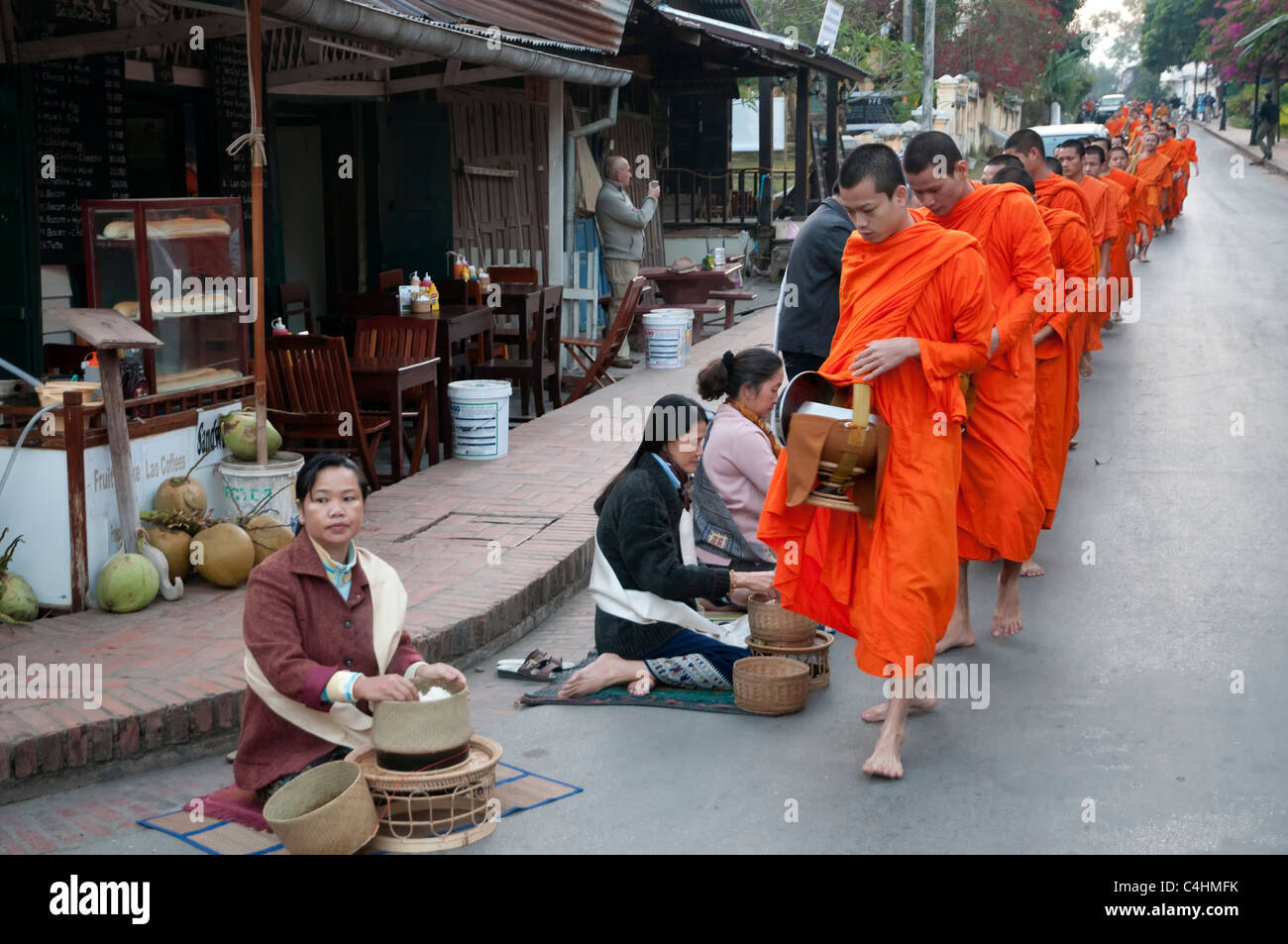 La collecte des moines de la population offre à Luang Prabang, Laos Banque D'Images