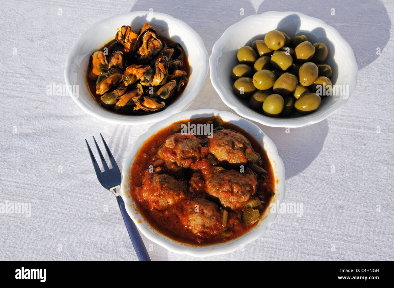 Sélection de Tapas - olives vertes, des moules au piment et vinaigrette aux tomates et boulettes de viande, Costa del Sol, la province de Malaga, Espagne Banque D'Images