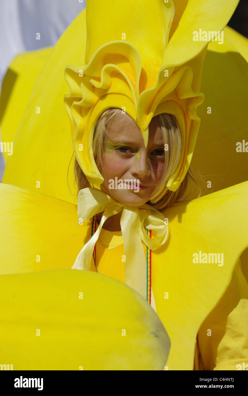 Jeune fille dans un costume de fleur jaune à un carnaval de rue à Northampton, Royaume-Uni Banque D'Images