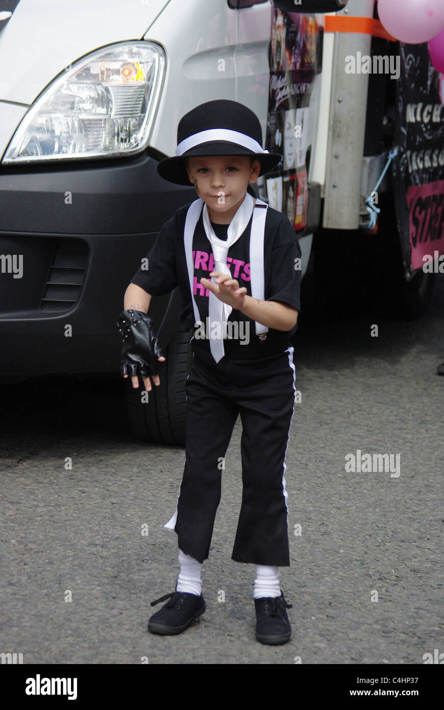 Mini Michael Jackson sosie d'un carnaval de rue à Northampton, Royaume-Uni Banque D'Images