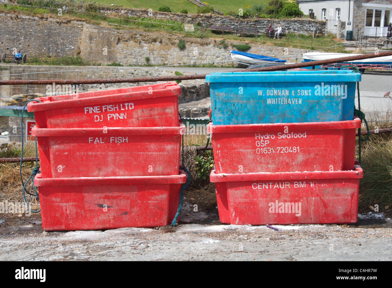Boîtes de pêche de couleur à côté du port de Cornwall Charlestown Banque D'Images