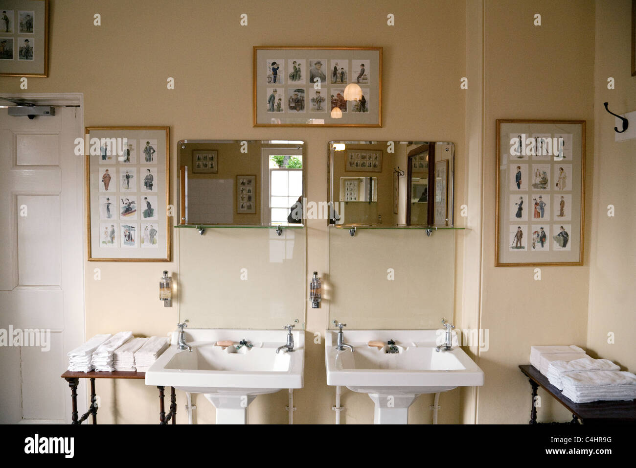 Les gents très luxueuse salle de bains dans le Jockey Club, Newmarket Suffolk UK Banque D'Images