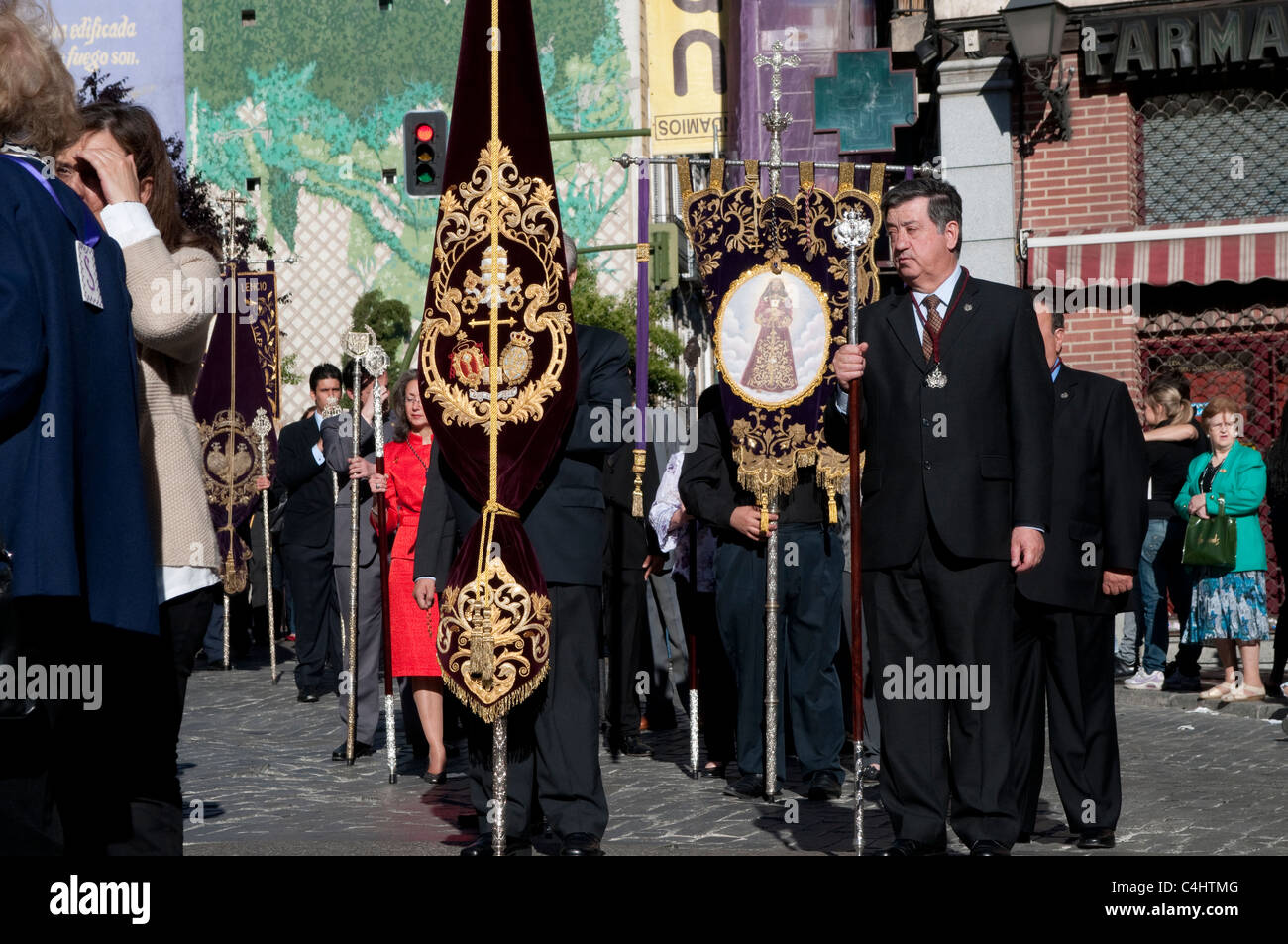 Des gens habillés en vêtements traditionnels lors de procession religieuse  pour Festival de San Isidro, Madrid, Espagne Photo Stock - Alamy