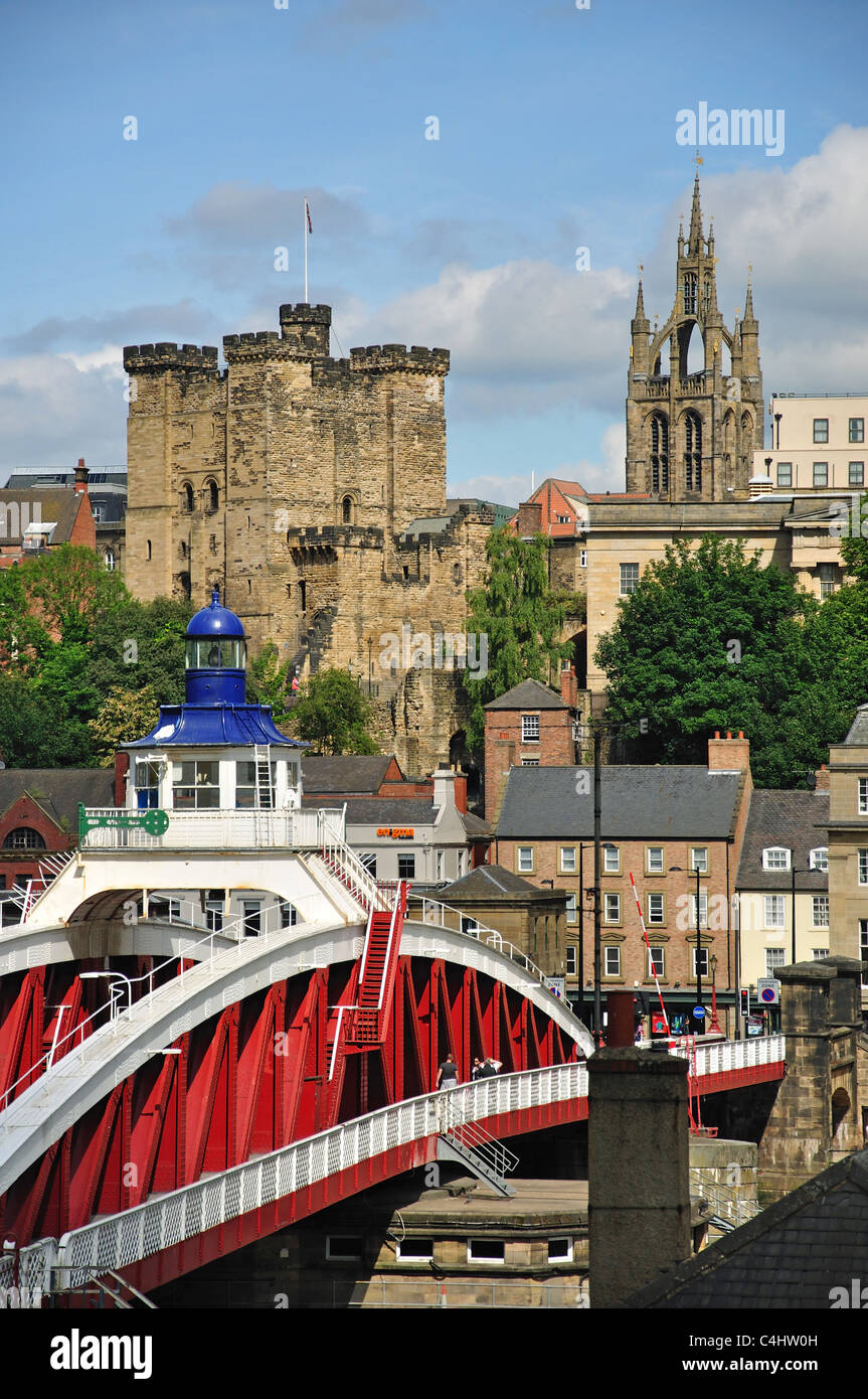 Vue sur la ville à travers Rivière Tyne, Newcastle-upon-Tyne, Tyne et Wear, Angleterre, Royaume-Uni Banque D'Images
