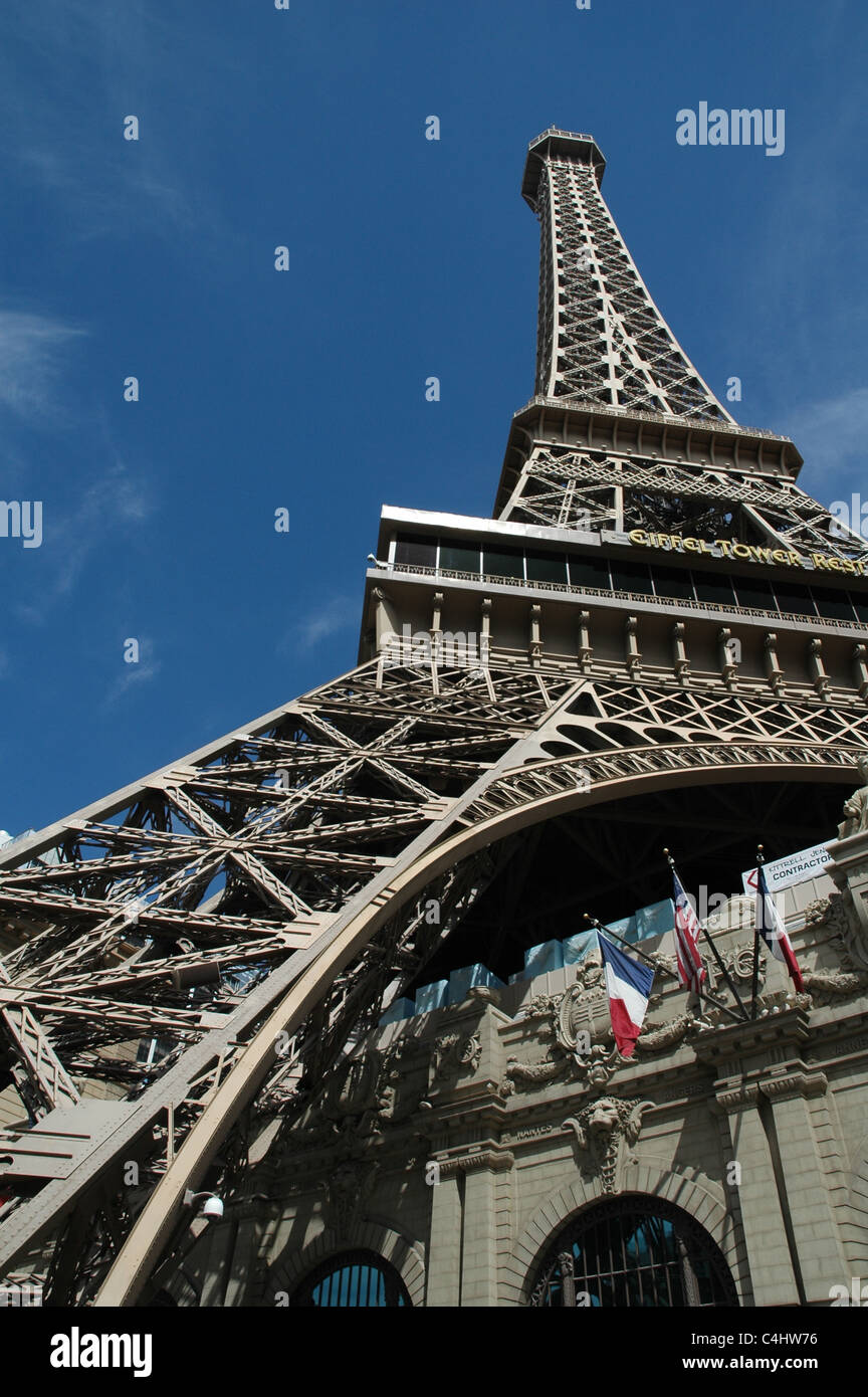 Le Paris Las Vegas Hotel sur le Strip de Las Vegas dispose d'une réplique de la moitié de la Tour Eiffel. Banque D'Images