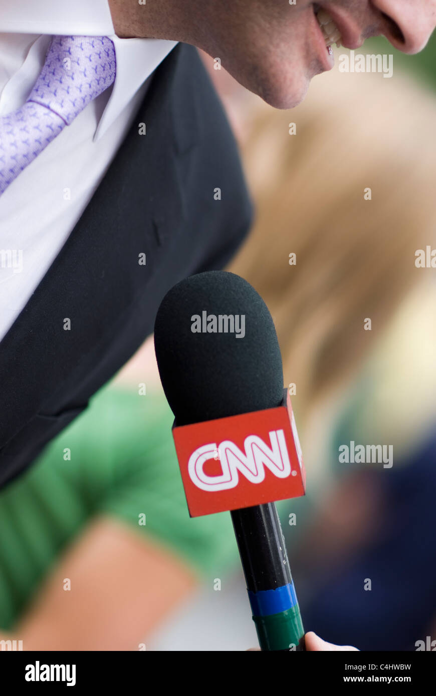 L'homme en costume et cravate pendant l'interview avec CNN. © Craig M. Eisenberg Banque D'Images