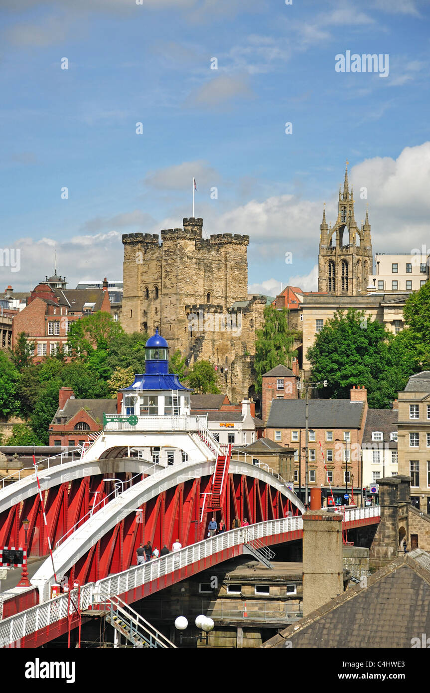 Vue sur la ville à travers Rivière Tyne, Newcastle-upon-Tyne, Tyne et Wear, Angleterre, Royaume-Uni Banque D'Images