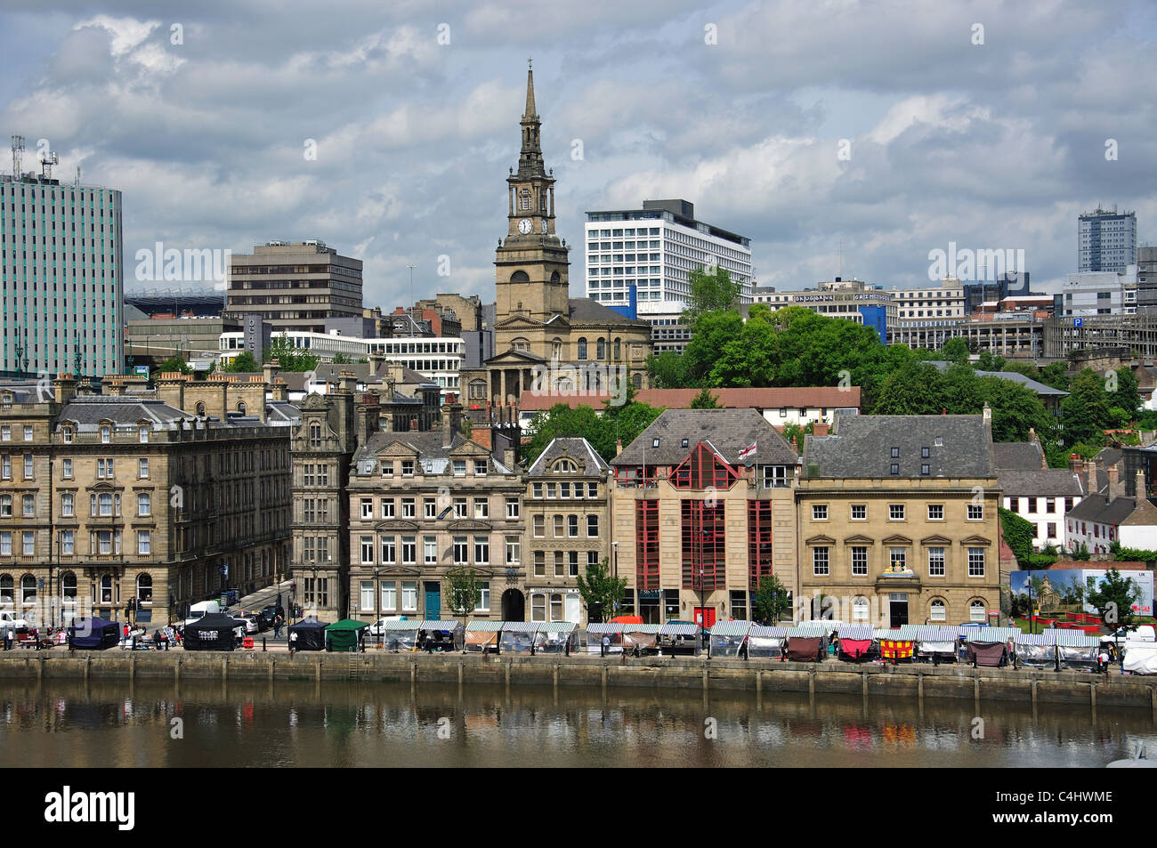 Vue sur la ville à travers Rivière Tyne, Newcastle-upon-Tyne, Tyne et Wear, Angleterre, Royaume-Uni Banque D'Images