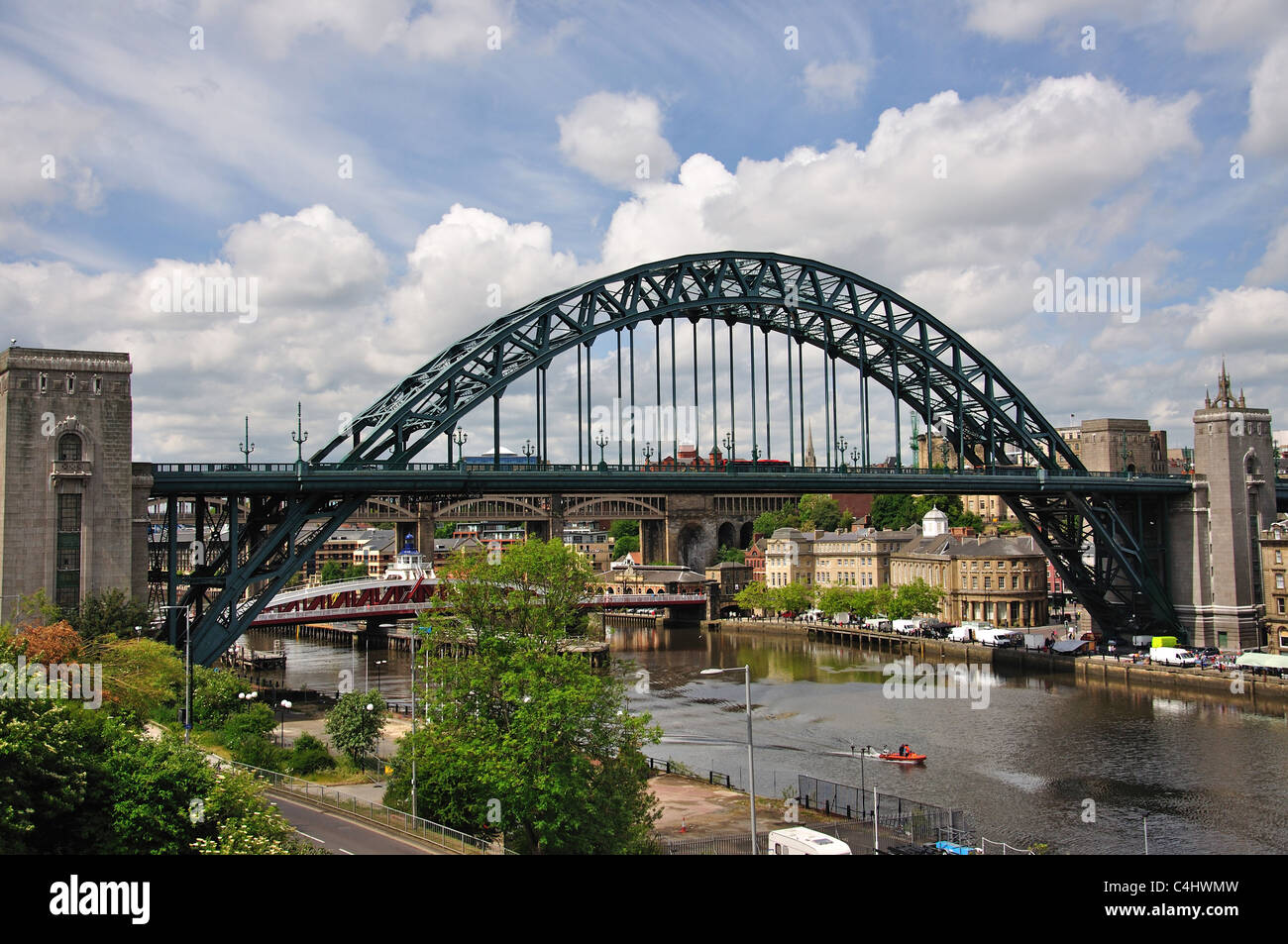 Vue sur la ville à travers rivière Dee, Newcastle-upon-Tyne, Tyne et Wear, Angleterre, Royaume-Uni Banque D'Images