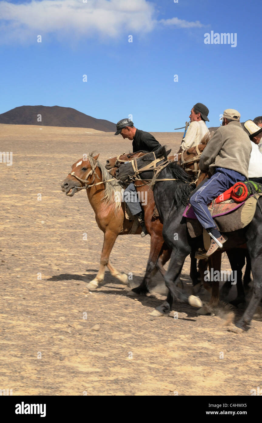 Le tadjik et cavaliers kirghizes impliqués dans un jeu d'buzcashi dans le Pamir gamme de Tadjikistan Banque D'Images