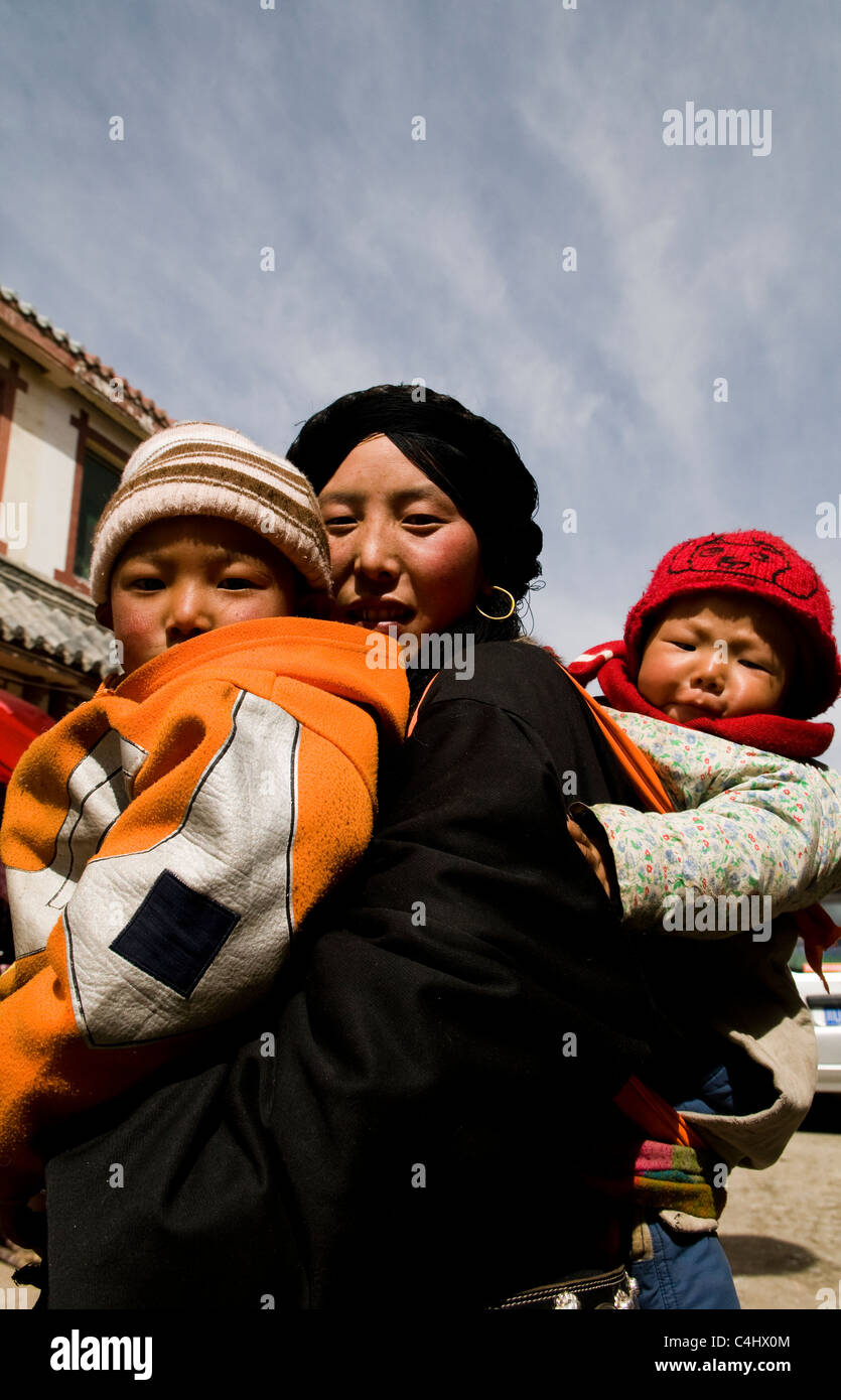 Les femmes tibétaines colorées dans l'Est du Tibet. Banque D'Images