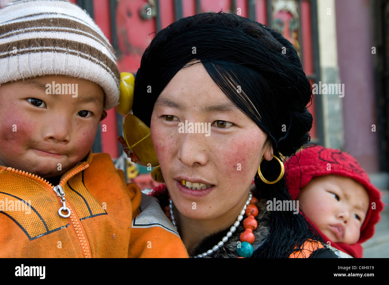 Les femmes tibétaines colorées dans l'Est du Tibet. Banque D'Images