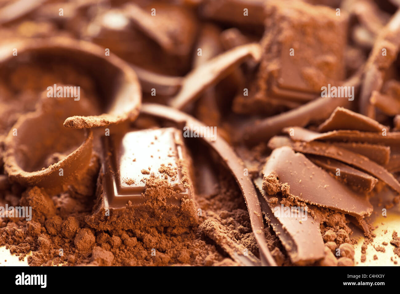 Fond chocolat. Bars et bandes de chocolat avec du cacao en poudre. Profondeur de champ Banque D'Images