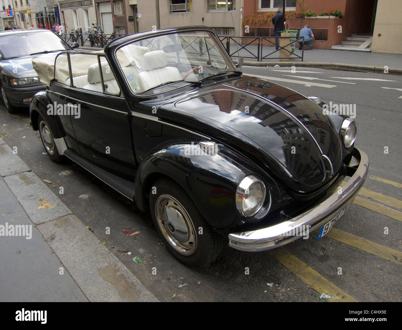 Paris, France, Volkswagen Beetle car, garés, voitures de rue anciennes de paris Banque D'Images