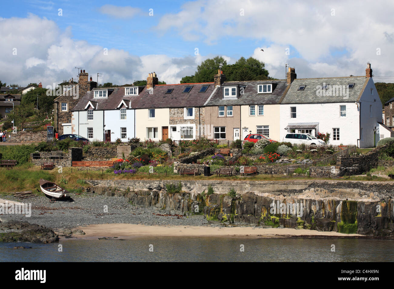 Une rangée de peint de couleurs vives, les cabanes de pêcheurs au port de Craster, Northumberland, Angleterre du Nord-Est, Royaume-Uni Banque D'Images