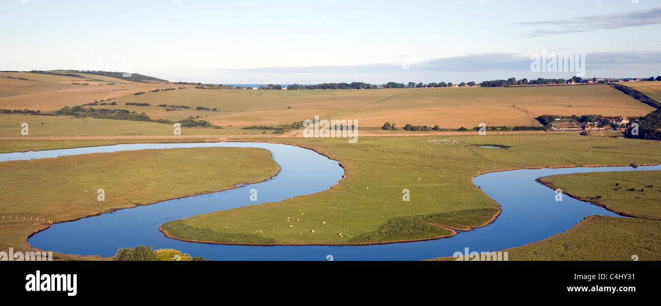 Grand looping serpente sur la rivière Cuckmere, East Sussex, Angleterre Banque D'Images