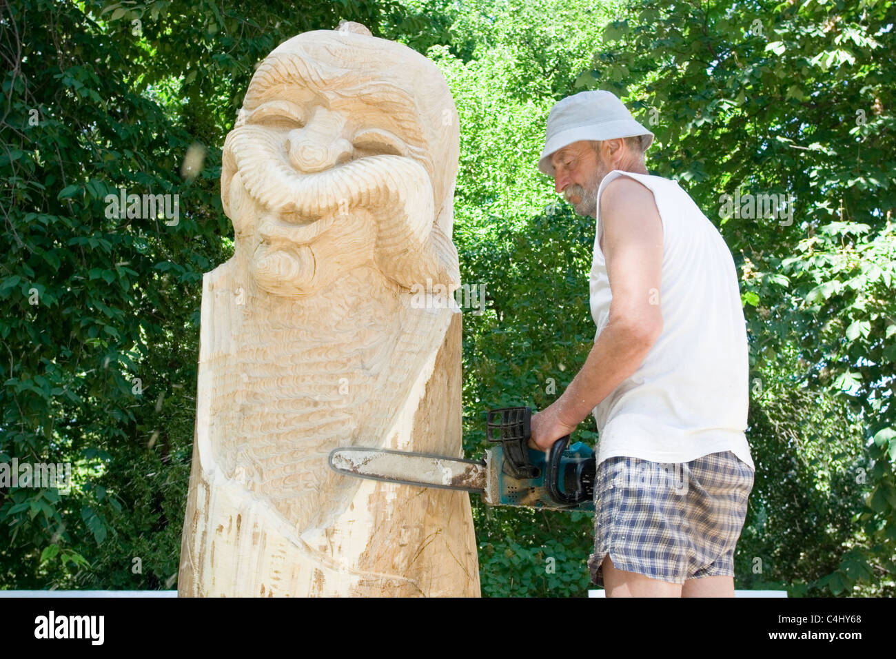 Un sculpteur crée une sculpture en bois Banque D'Images