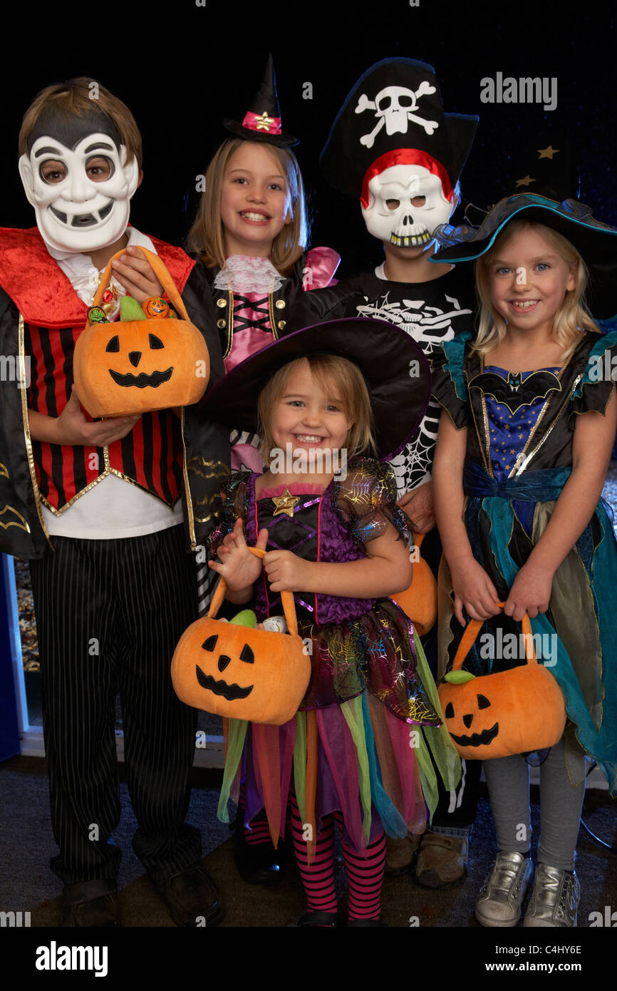 Happy Halloween Party Avec Enfants Trick Ou Traiter Photo Stock - Alamy