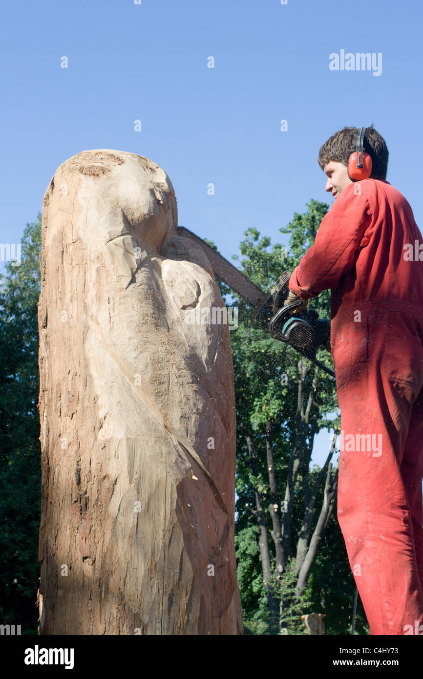 Un sculpteur crée une sculpture en bois Banque D'Images