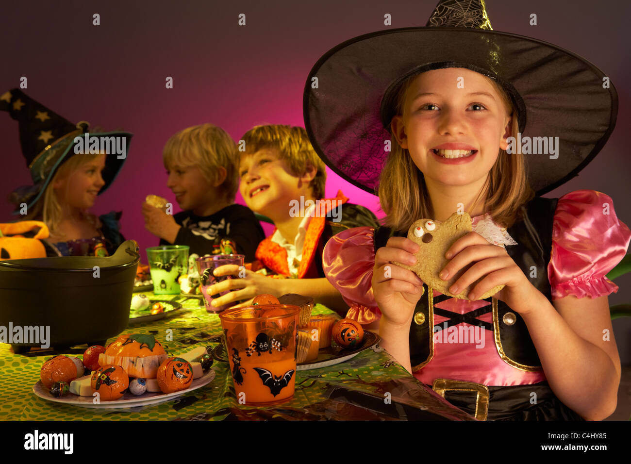 Halloween party avec des enfants s'amusant dans des costumes de fantaisie Banque D'Images