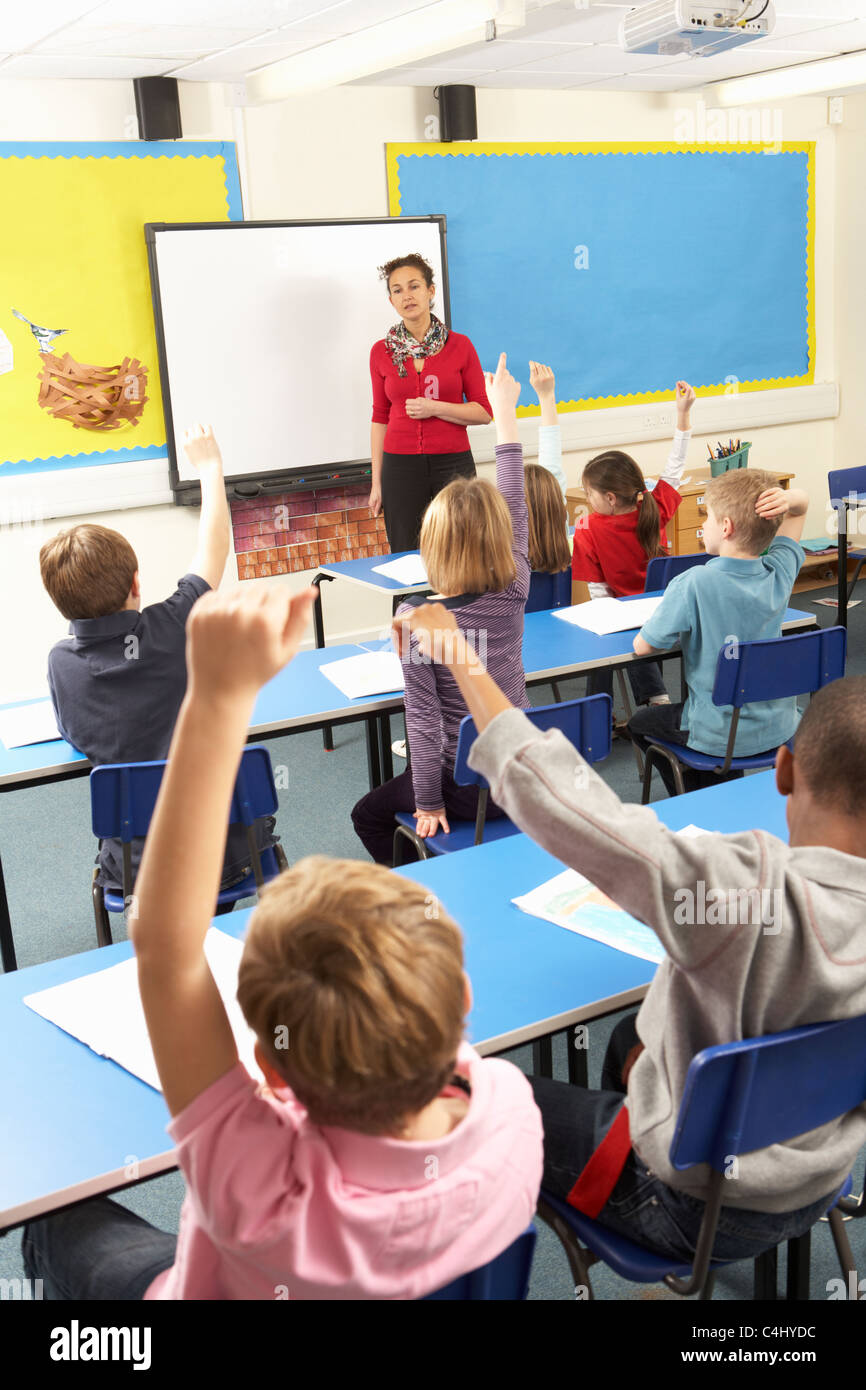 Les élèves qui étudient en classe avec l'enseignant Banque D'Images