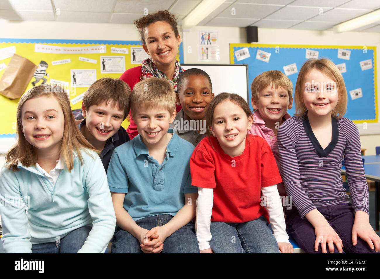 Les écoliers en classe avec l'enseignant Banque D'Images