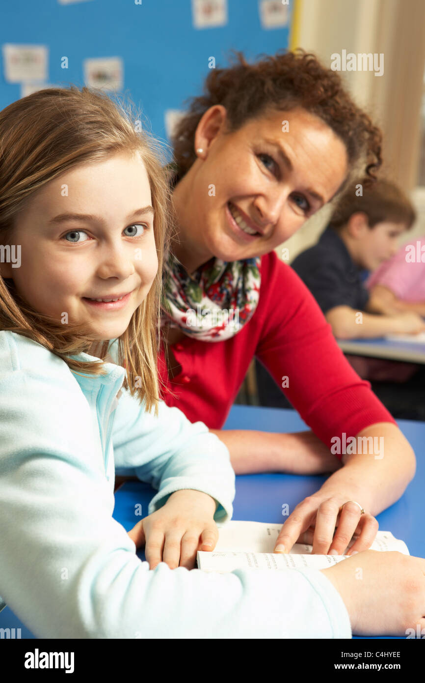 Lycéenne qui étudient en classe avec l'enseignant Banque D'Images