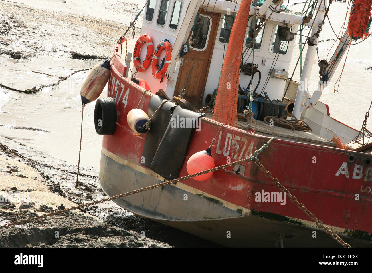 Un bateau de pêche amarré à Leigh On Sea, Essex Banque D'Images