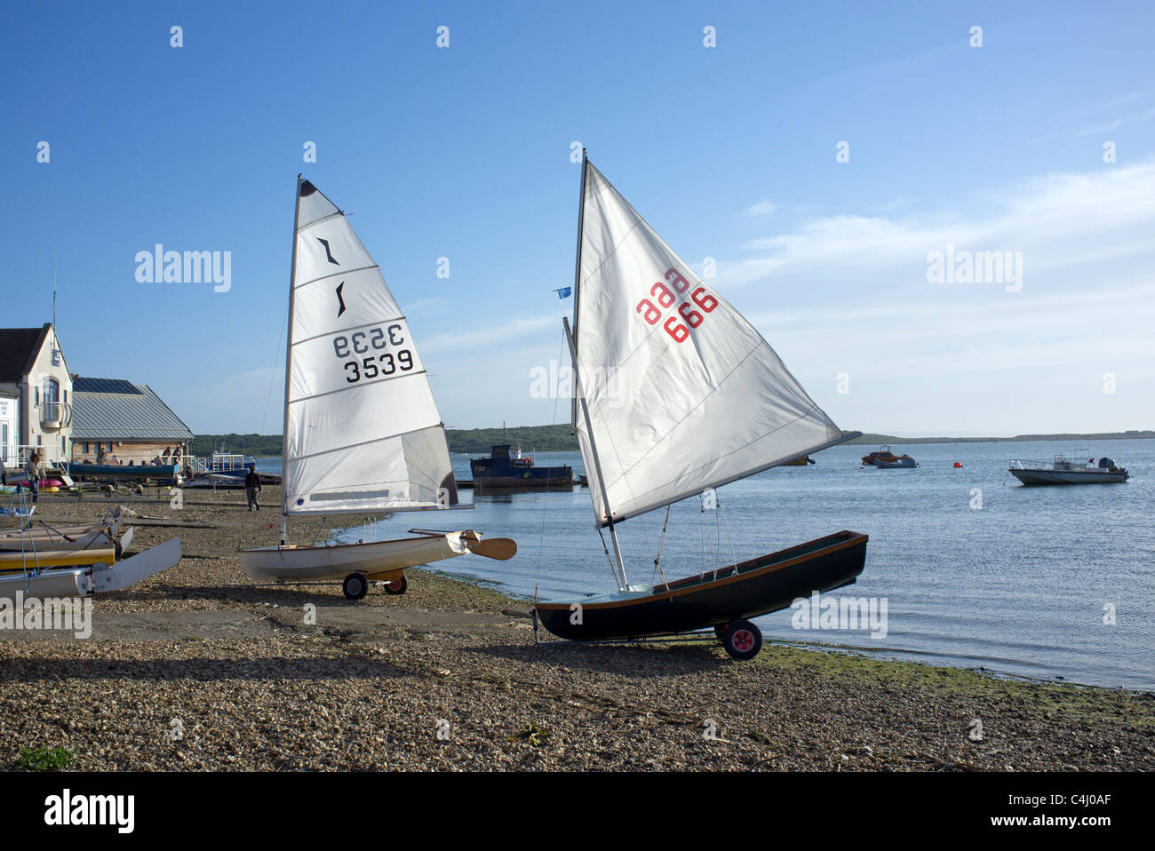 Dériveurs de voiles sur la cale de halage Banque D'Images