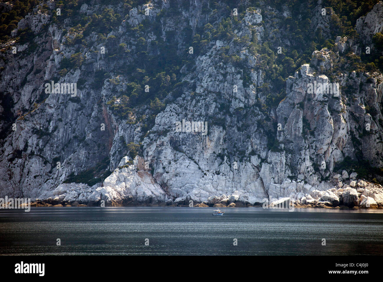 Bateau de pêche et le terrain montagneux de la côte nord de l'île de Skopelos, Sporades du Nord, Grèce Banque D'Images