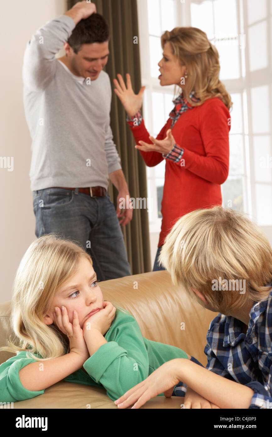 Les parents having argument à la maison en face d'enfants Banque D'Images