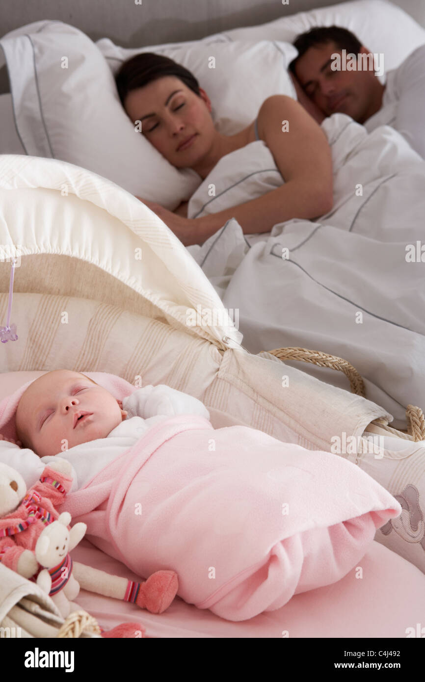 Bébé nouveau-né de dormir dans lit bébé dans la chambre des parents Photo  Stock - Alamy