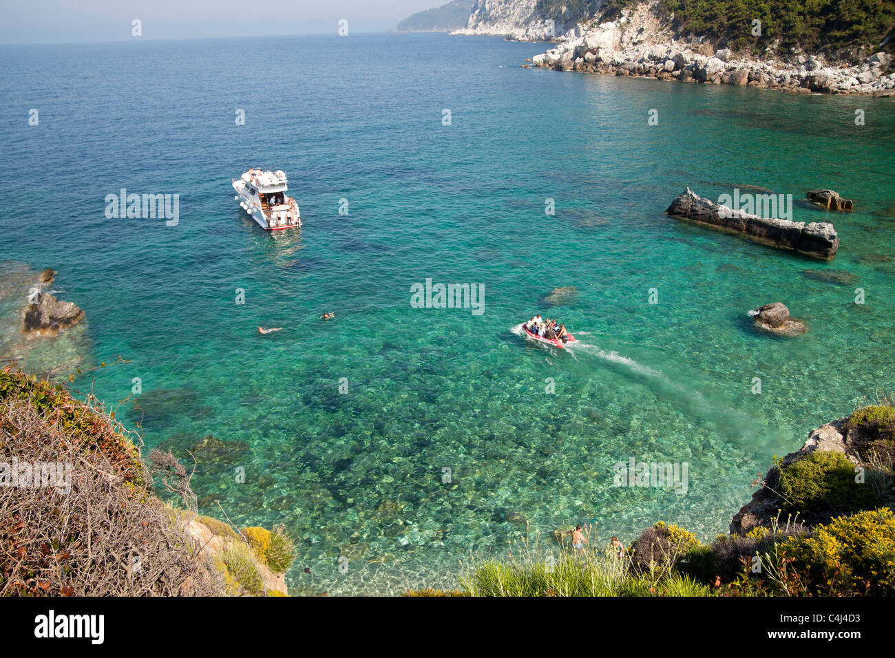 Agios Ioannis Beach sur la côte nord de l'île de Skopelos à côté de l'église Agips Ioannis sto Kastri, Skopelos Banque D'Images