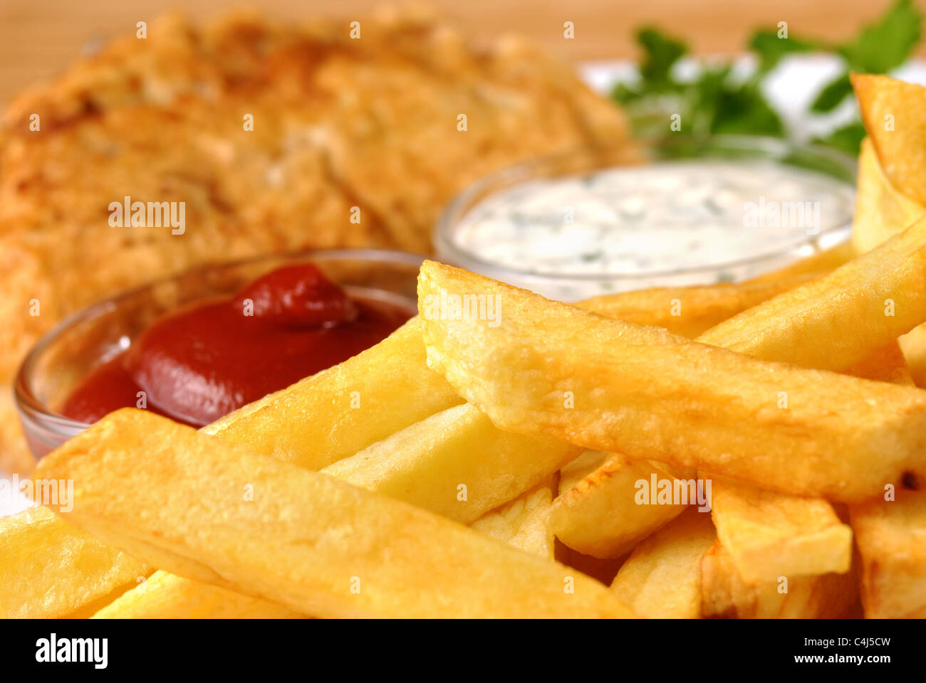 Plaque blanche avec poisson et frites, ketchup et Mayo Banque D'Images