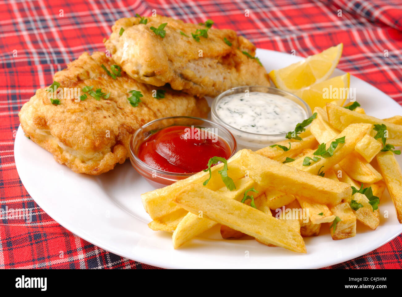 Fish, chips, Mayo et ketchup sur la plaque blanche Banque D'Images