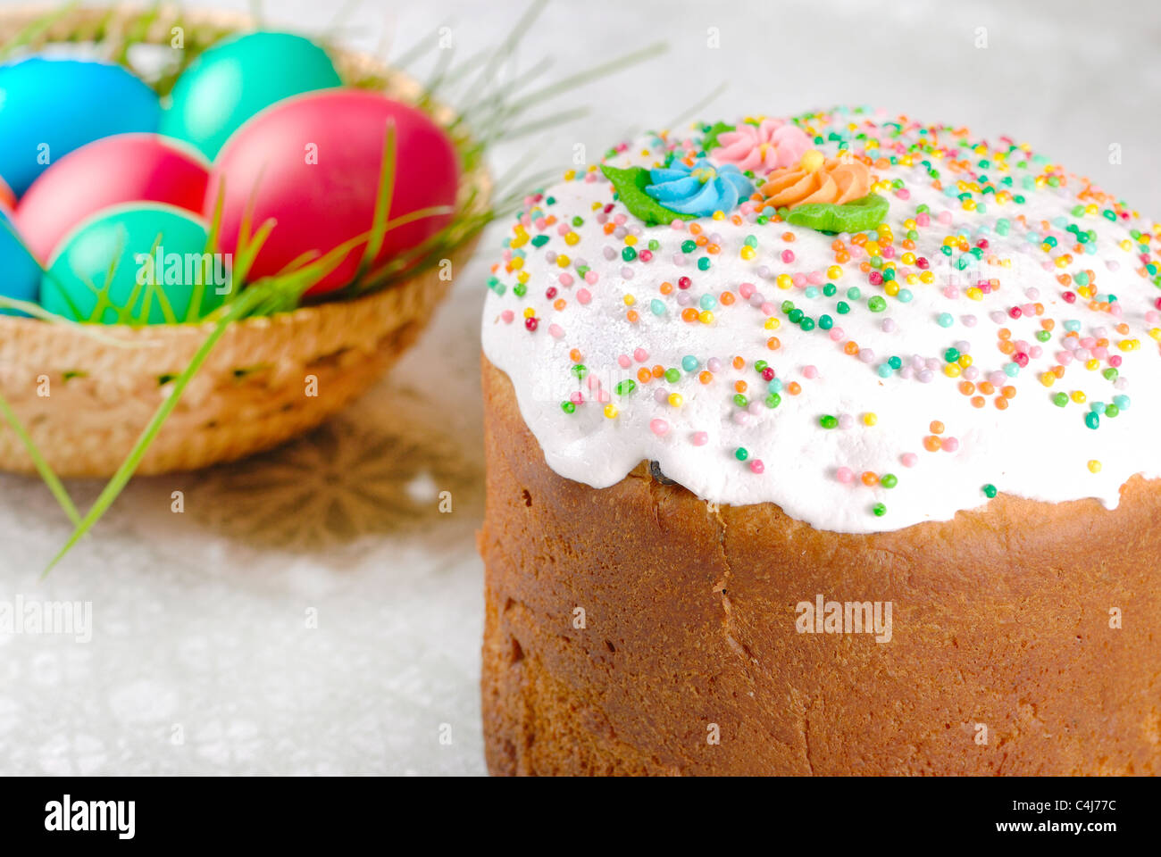 Gâteau de Pâques et des œufs sur le fond lumineux Banque D'Images